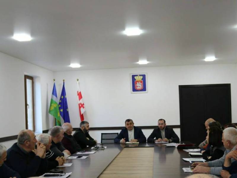 ცაგერის მუნიციპალიტეტის მერიაში, მერის მოვალეობის შემსრულებელმა სამუშაო თათბირი...